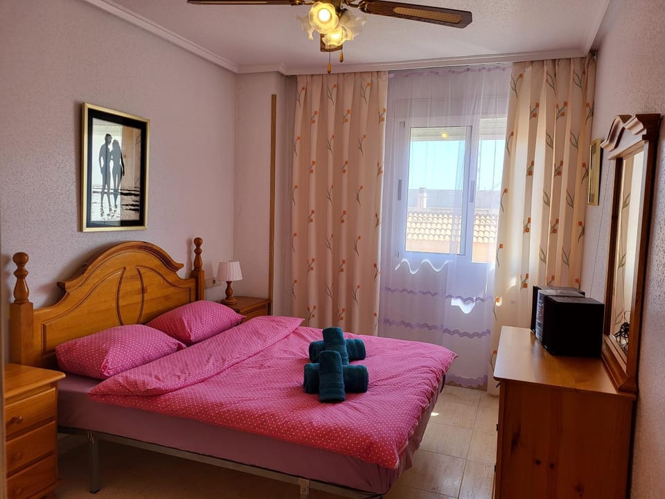 Bed, TV and multimedia, Photo of the whole room, Bedroom