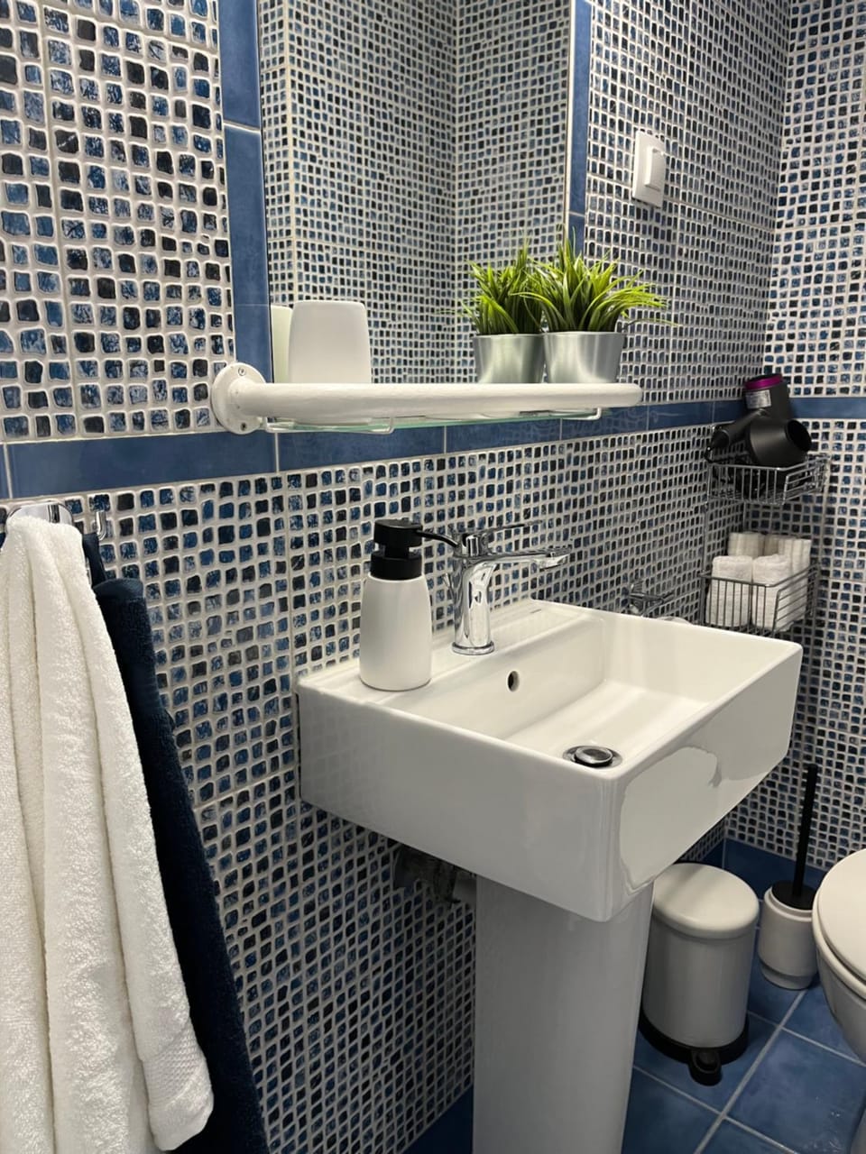Toilet, heating, heating, towels, towels