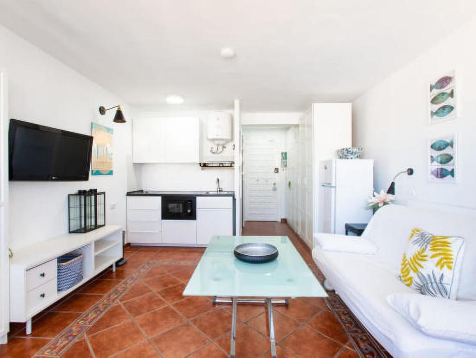 Bed, TV and multimedia, Kitchen or kitchenette, Living room, Photo of the whole room, Seating area, Dining area, Bedroom, stove