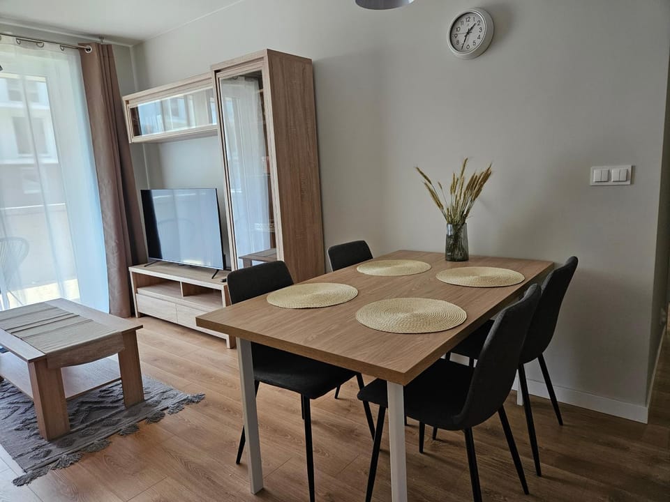 TV and multimedia, Kitchen or kitchenette, Living room, Seating area, Dining area