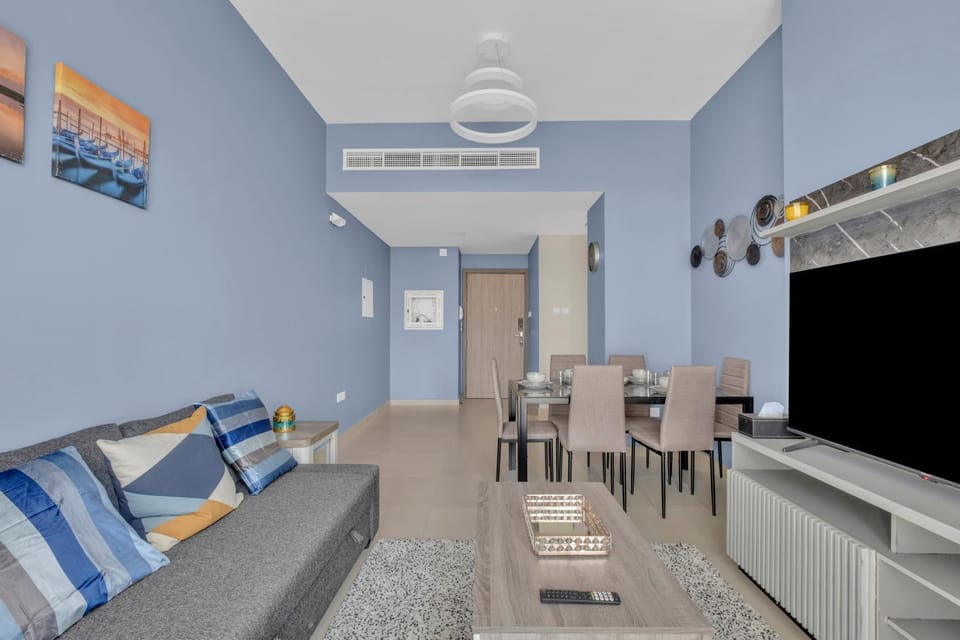 Communal lounge/ TV room, TV and multimedia, Living room, Seating area, Dining area, Evening entertainment, air conditioner