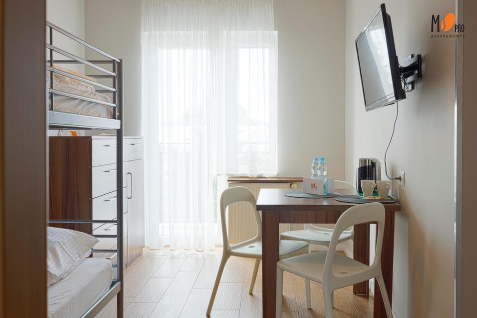 Bed, TV and multimedia, Photo of the whole room, Dining area, hair dresser