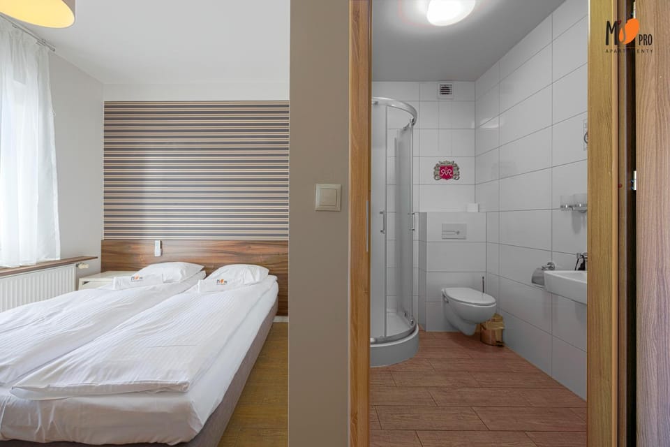 Shower, Toilet, Bed, Bathroom, Photo of the whole room, Bedroom, towels