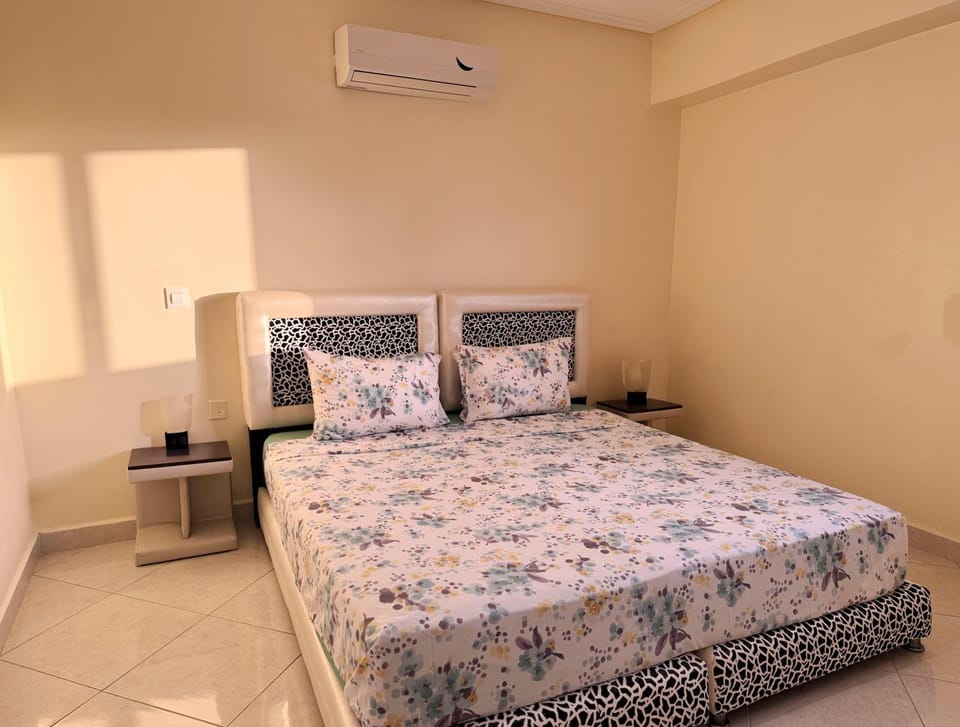 Bed, Photo of the whole room, Bedroom, air conditioner