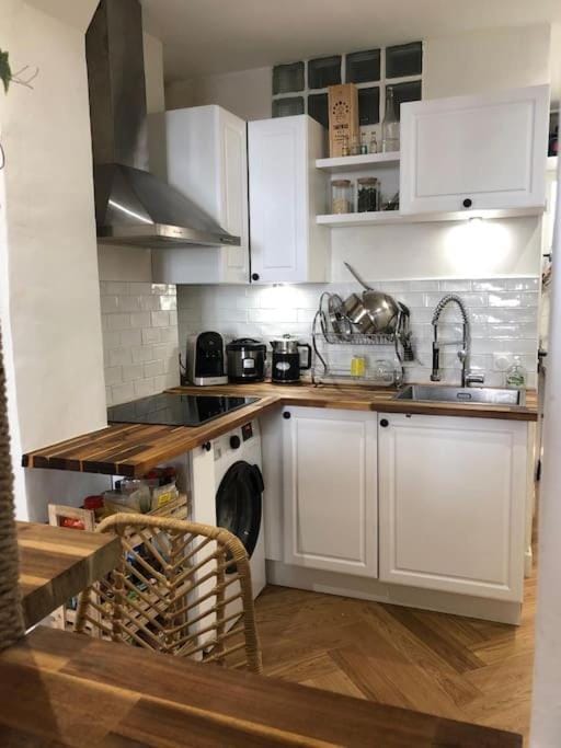 Kitchen or kitchenette, stove, washing machine