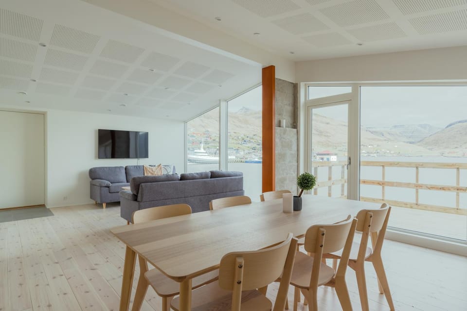 TV and multimedia, Living room, Seating area, Dining area, Mountain view