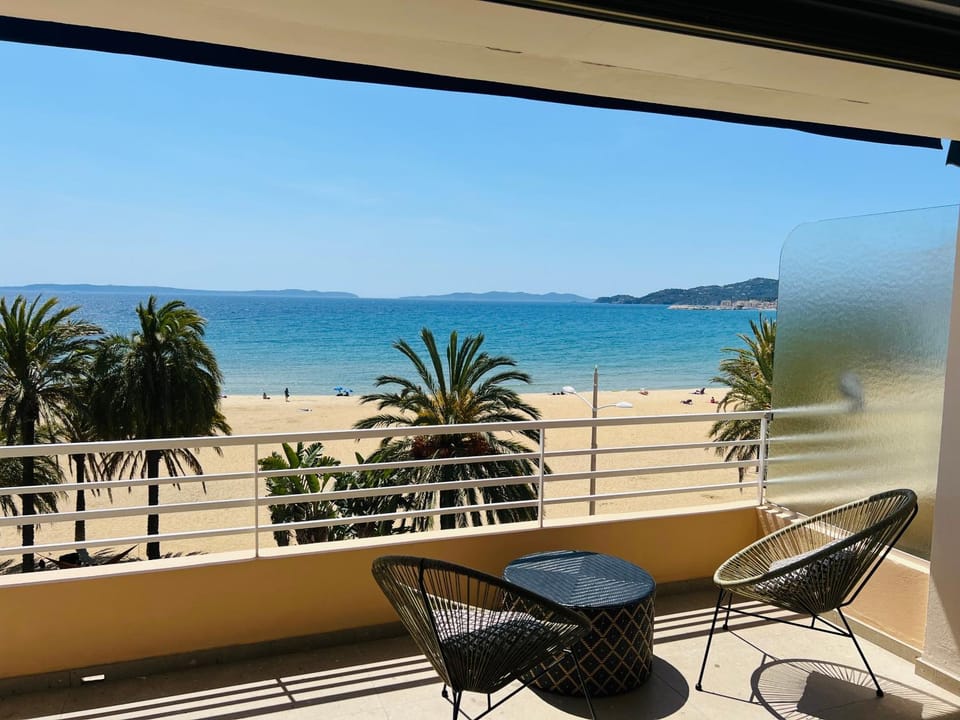 Appartement T3 lumineux traversant totalement neuf en face de la plage Front de mer vue sur les iles Vue mer panoramique assurée Résidence de la plage centre ville du Lavandou 3eme étage avec ascenseur Appartement T3 Apartment in Le Lavandou