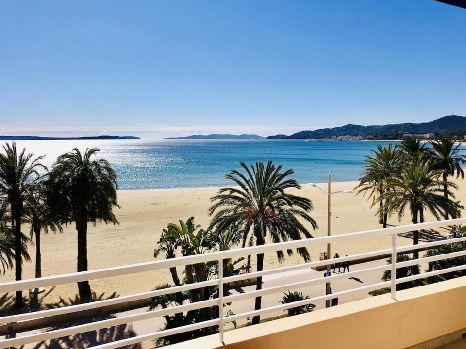 Appartement T3 lumineux traversant totalement neuf en face de la plage Front de mer vue sur les iles Vue mer panoramique assurée Résidence de la plage centre ville du Lavandou 3eme étage avec ascenseur Appartement T3 Apartment in Le Lavandou