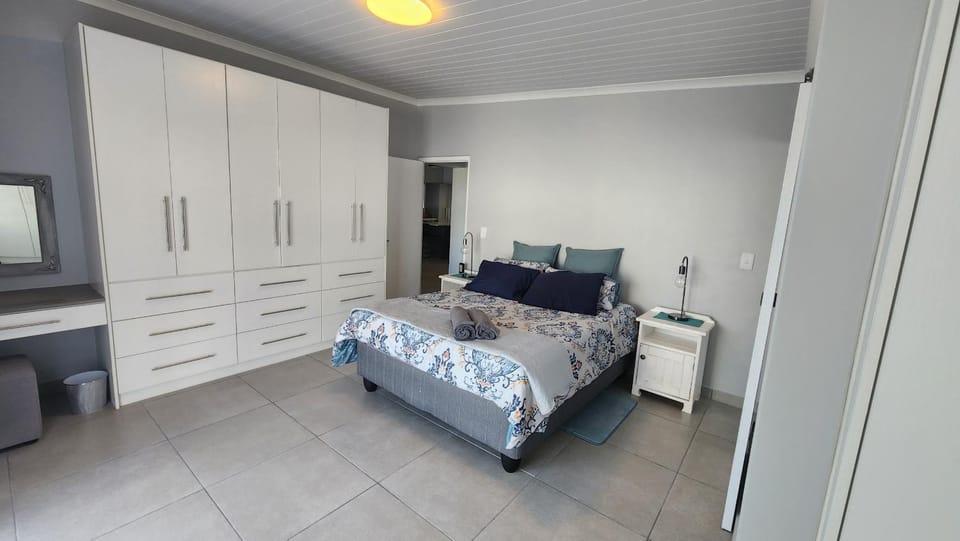 Photo of the whole room, Bedroom, wardrobe