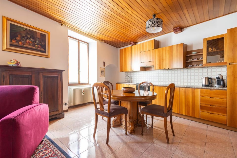 Kitchen or kitchenette, Dining area, stove