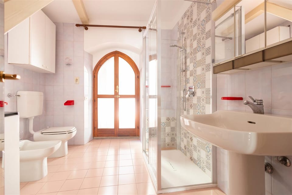 Shower, Toilet, Bathroom, bidet, towels