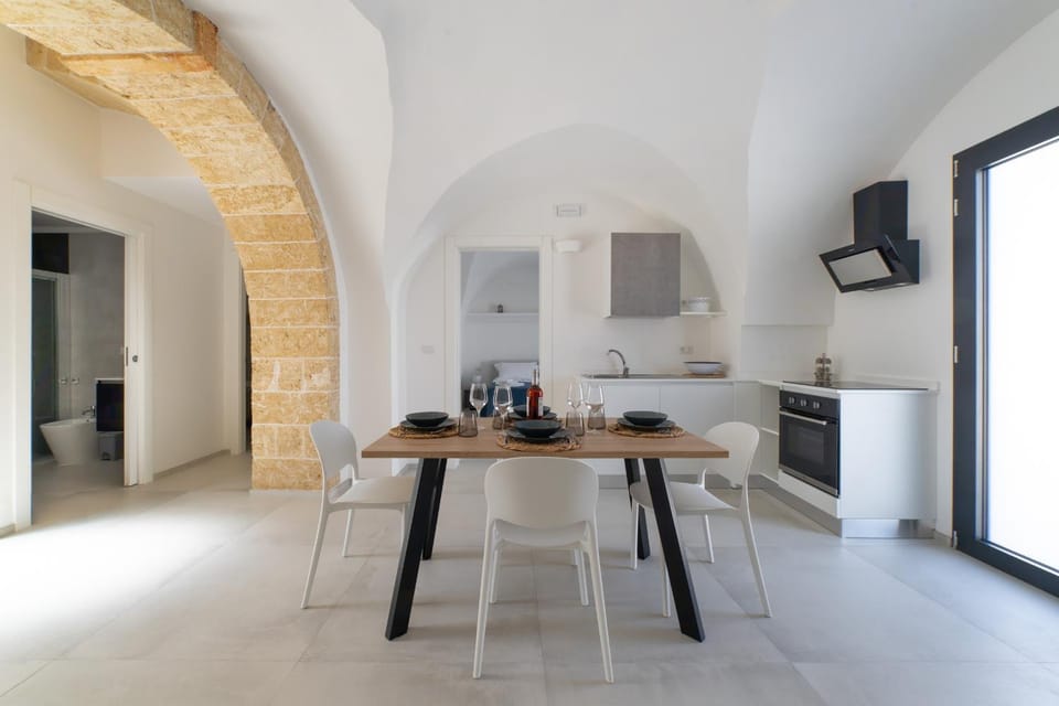 Kitchen or kitchenette, Dining area, oven, stove