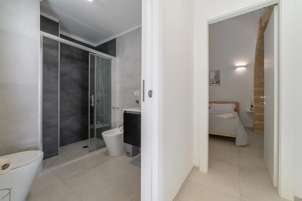 Shower, Toilet, Bed, Bathroom, Photo of the whole room, Bedroom, towels
