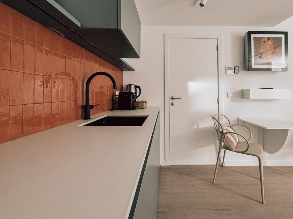 Coffee/tea facilities, Kitchen or kitchenette, Dining area, minibar