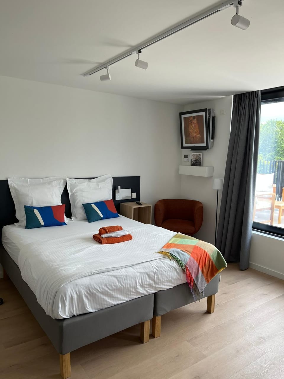 Bed, TV and multimedia, Photo of the whole room, Bedroom