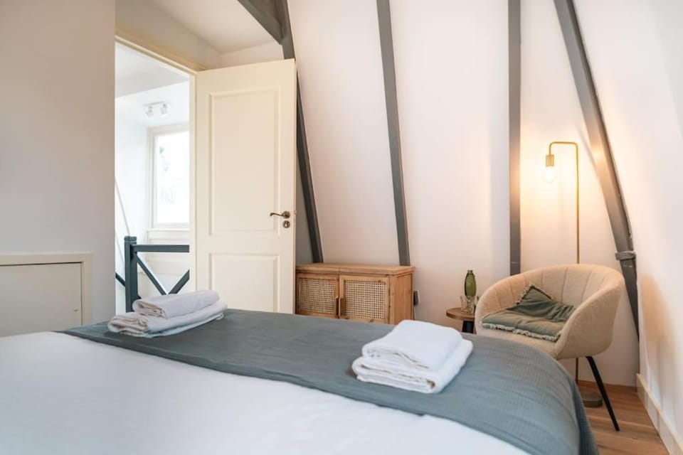 Bed, Photo of the whole room, Bedroom, towels