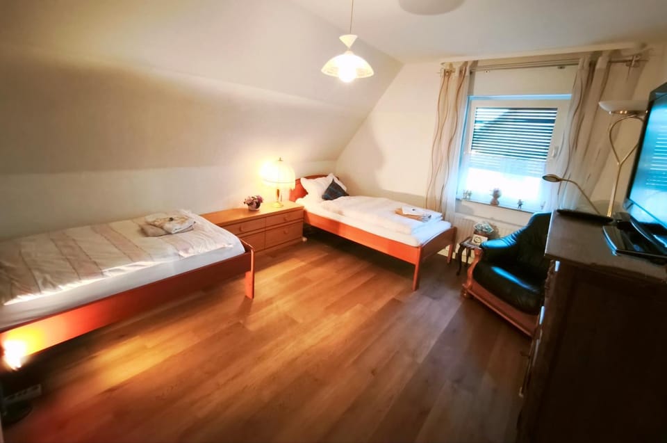 Bed, TV and multimedia, Living room, Photo of the whole room, Seating area, Bedroom