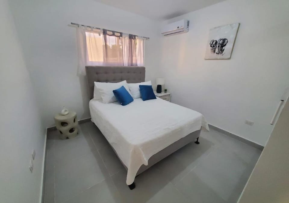 Bed, Photo of the whole room, Bedroom, air conditioner
