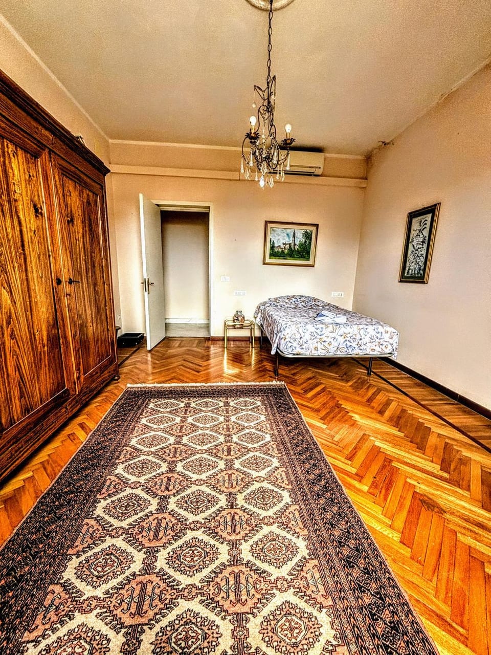 Photo of the whole room, Bedroom, wardrobe