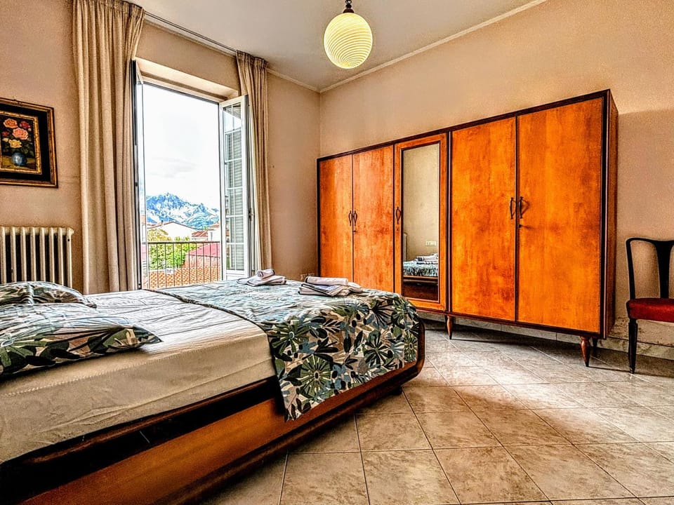 Bed, Photo of the whole room, Bedroom, internet, wardrobe