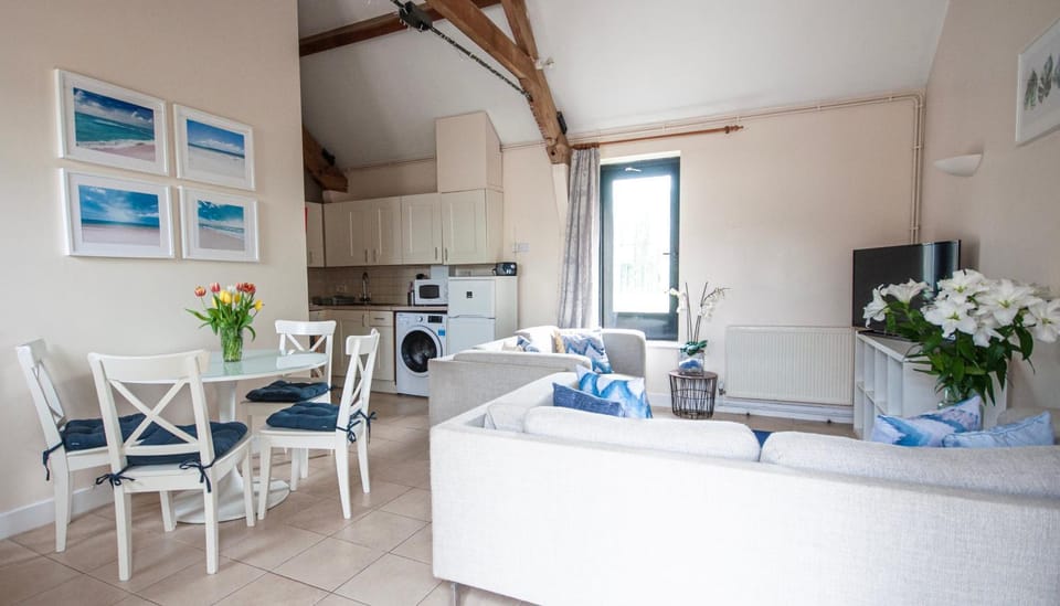 Kitchen or kitchenette, Seating area, Dining area, stove