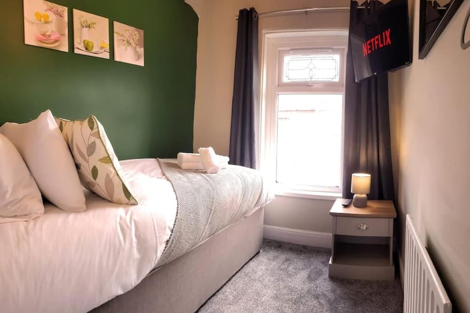 Bed, TV and multimedia, Photo of the whole room, Bedroom