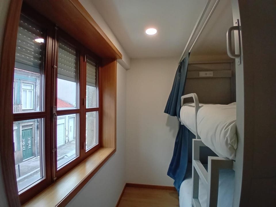 Bedroom, bunk bed, air conditioner