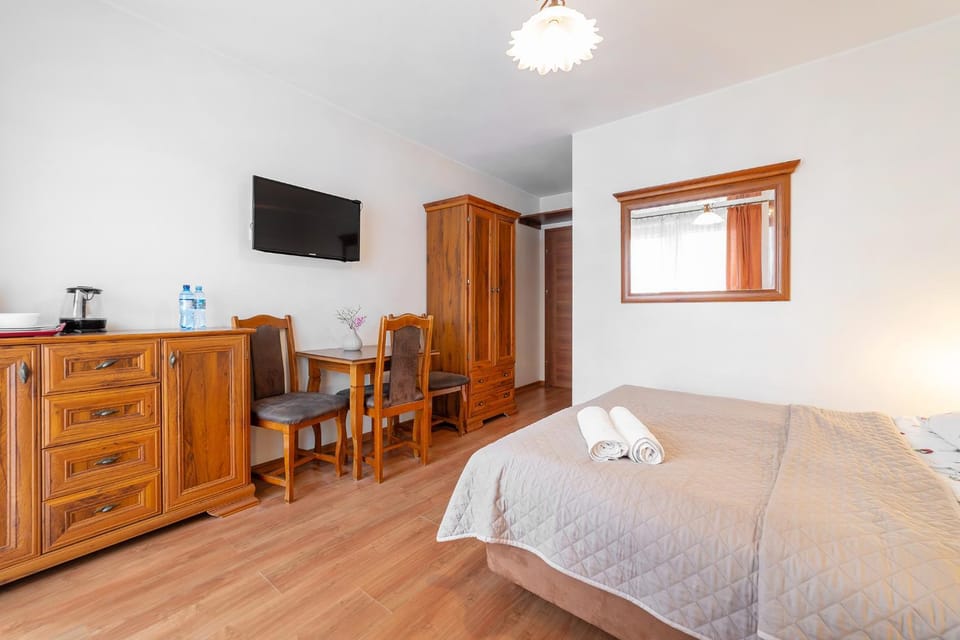 Bed, Bedroom, hair dresser