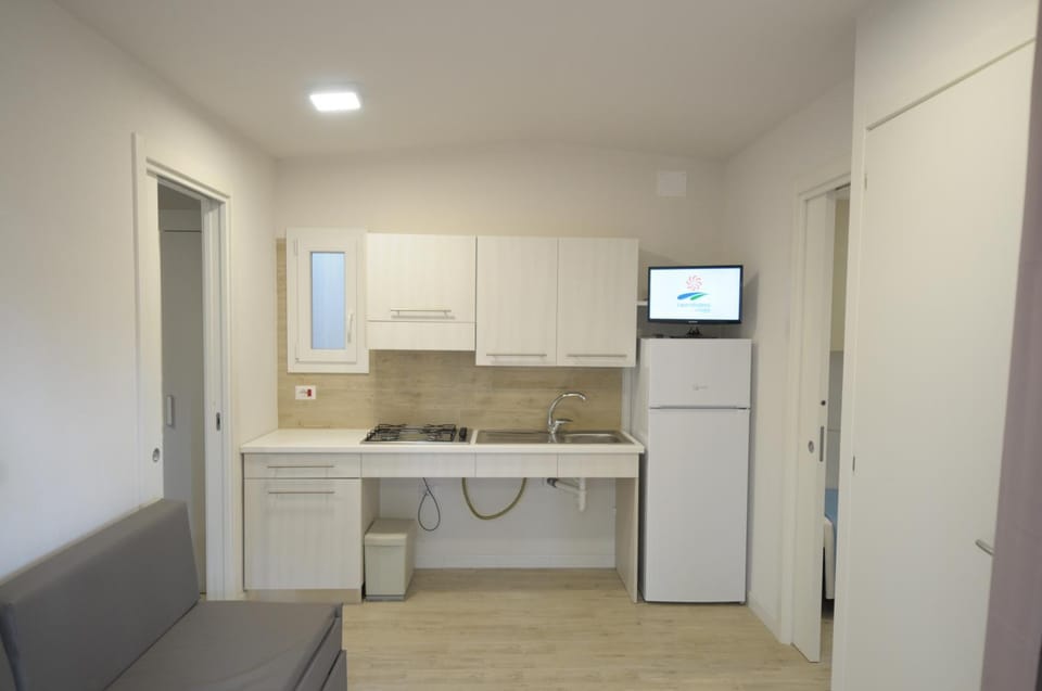 TV and multimedia, Kitchen or kitchenette, Dining area, stove