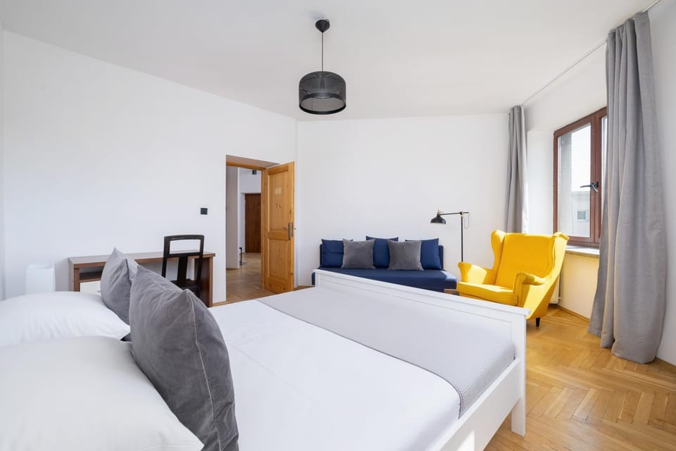 Bed, Seating area, Bedroom