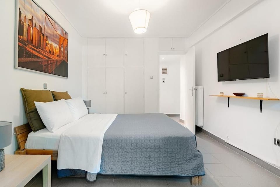 Bed, TV and multimedia, Photo of the whole room, Bedroom