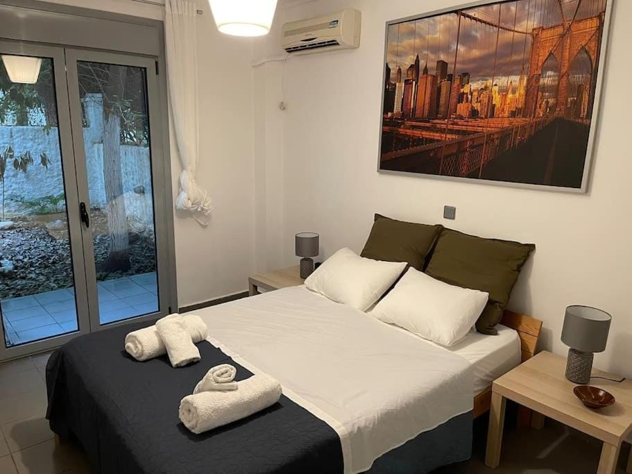 Bed, Photo of the whole room, Bedroom, towels, air conditioner