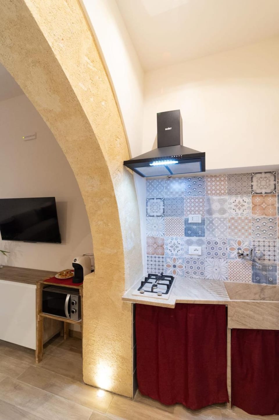 Kitchen or kitchenette, minibar, stove