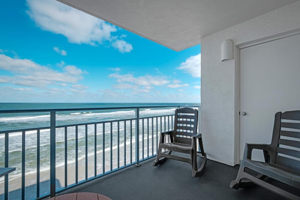 Direct Oceanfront Condo, No-Drive Beach, Great Beach View From Private Balcony House in Edgewater