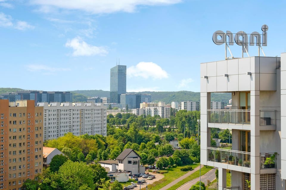 Property building, Spring, Day, Neighbourhood, Natural landscape, City view, Location