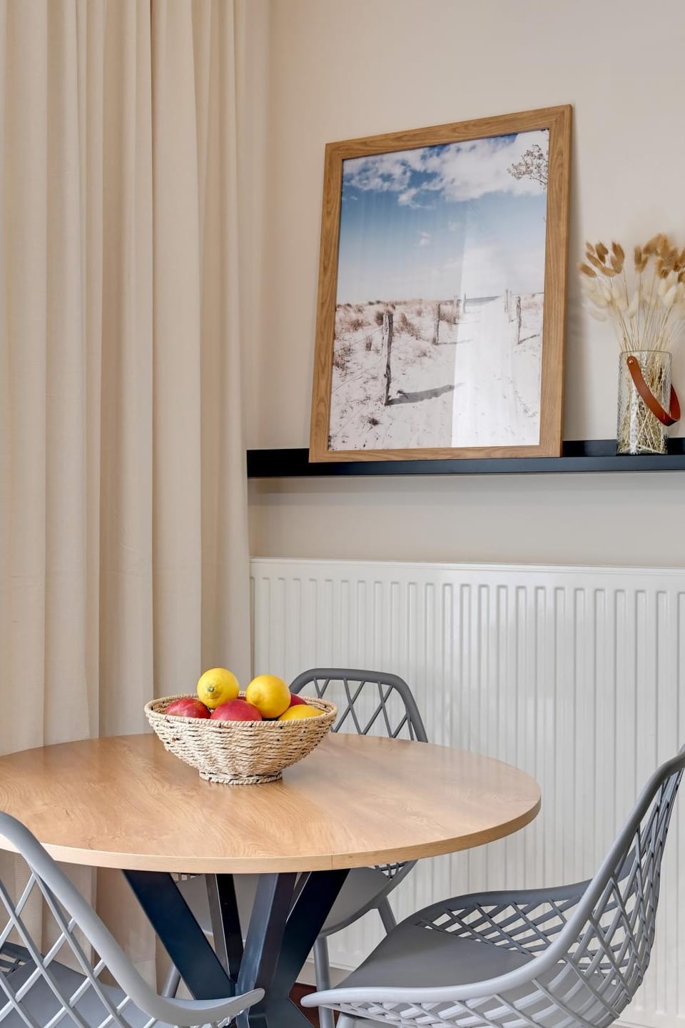 Living room, Food and drinks, Seating area, Dining area, Food