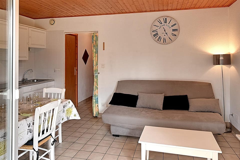 Kitchen or kitchenette, Living room, Dining area