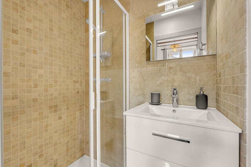 Shower, Bathroom