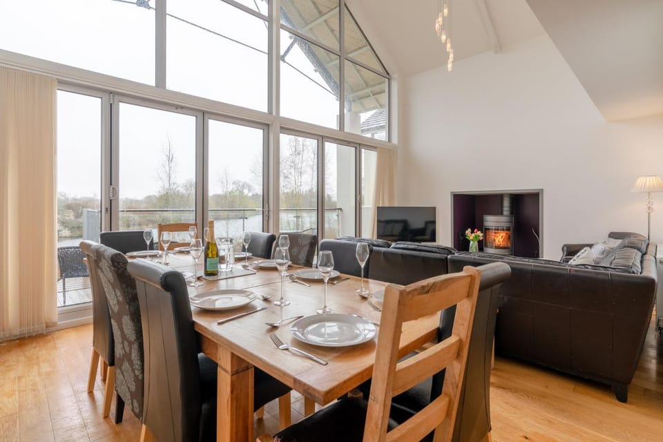 Communal lounge/ TV room, TV and multimedia, Living room, Seating area, Dining area