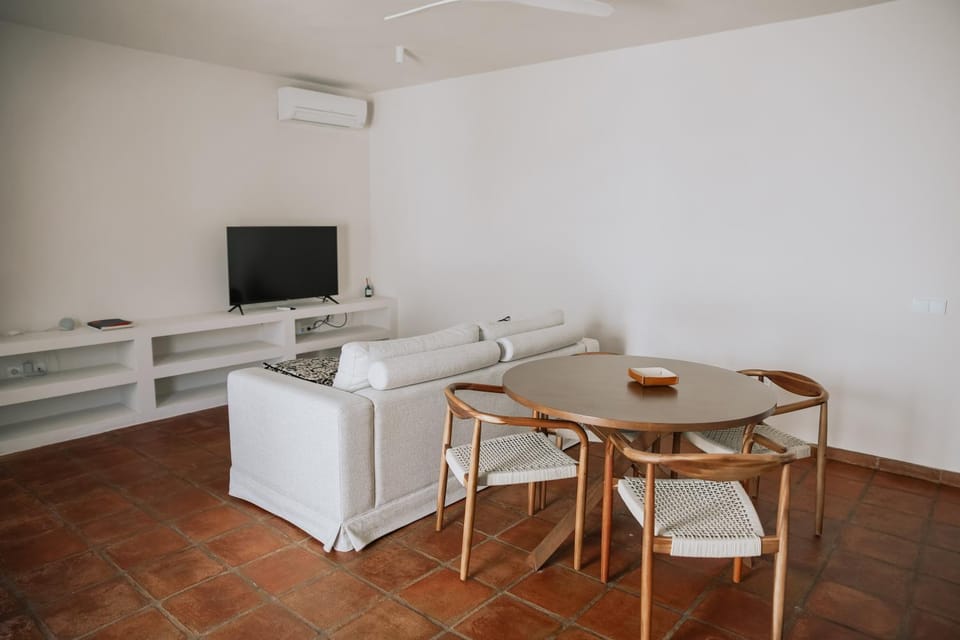 Communal lounge/ TV room, TV and multimedia, Seating area, Dining area, air conditioner