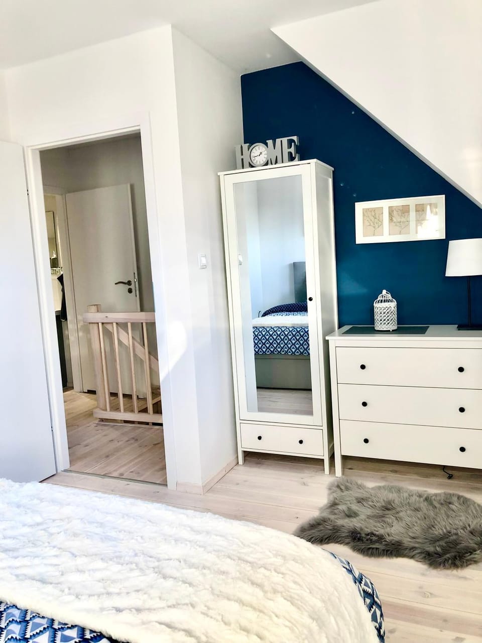 Photo of the whole room, Bedroom, wardrobe