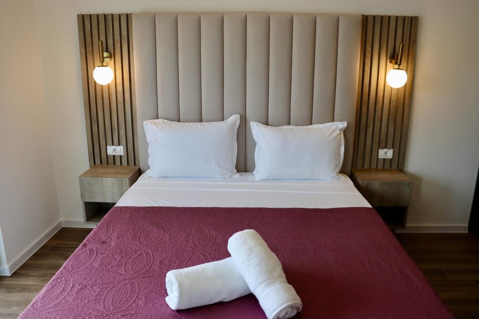 Bed, Photo of the whole room, Bedroom, towels