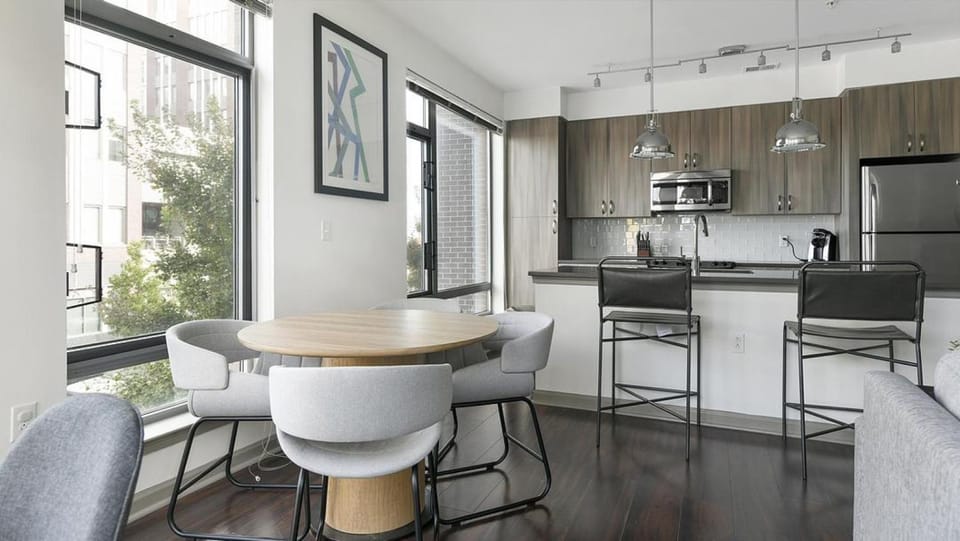 Landing at The Frasier - 2 Bedrooms in Potomac Yard Apartment in Alexandria