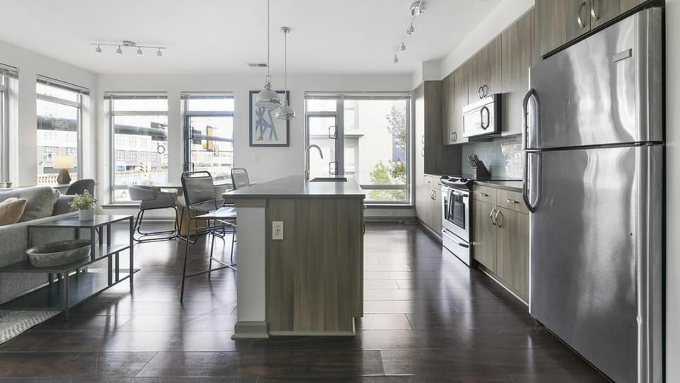Landing at The Frasier - 2 Bedrooms in Potomac Yard Apartment in Alexandria