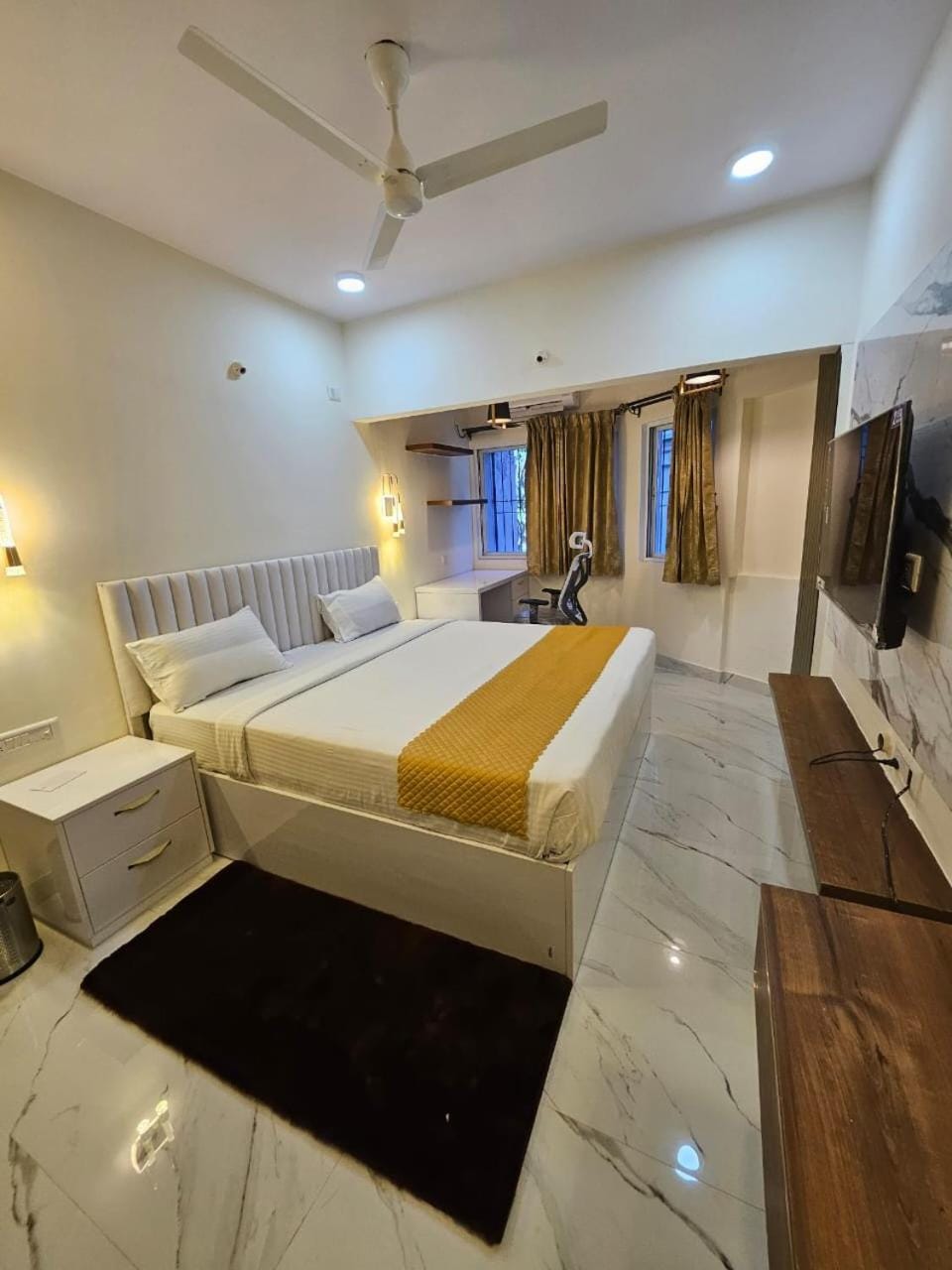 Toilet, Bed, TV and multimedia, Bedroom, air conditioner