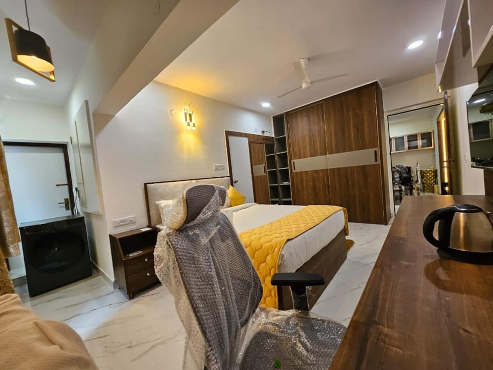 Bed, TV and multimedia, Coffee/tea facilities, View (from property/room), flat iron, wardrobe