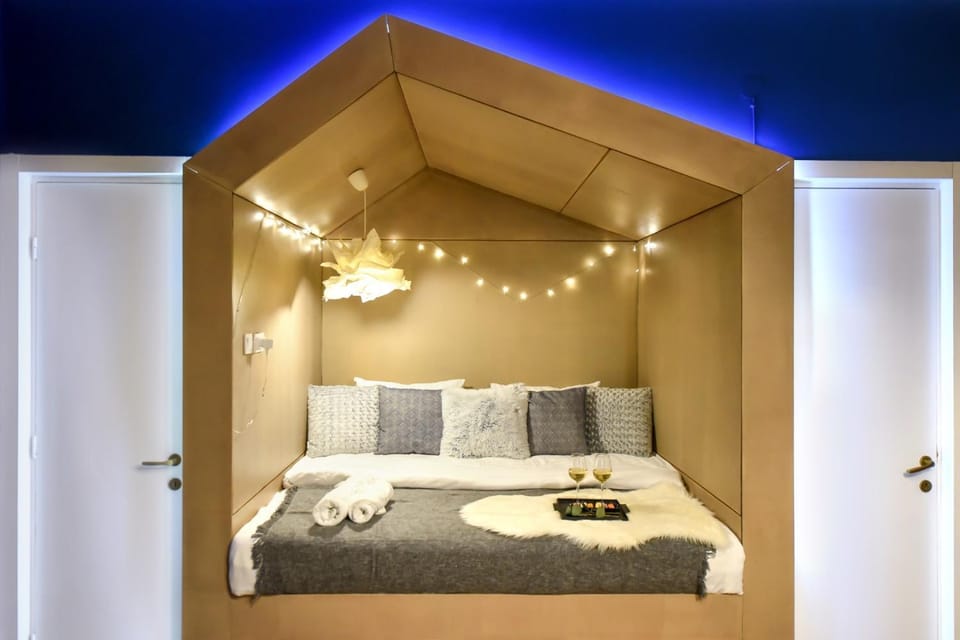 Bedroom, towels