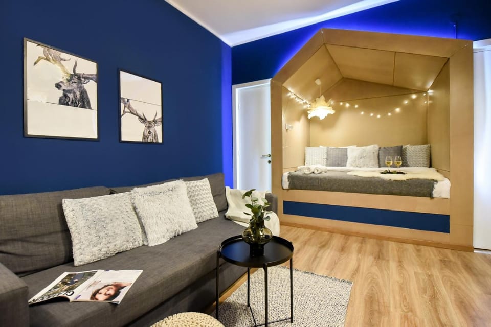 Bed, Seating area