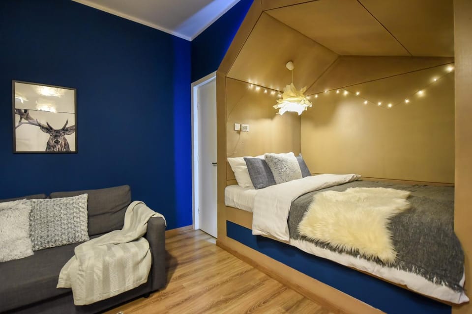 Photo of the whole room, towels