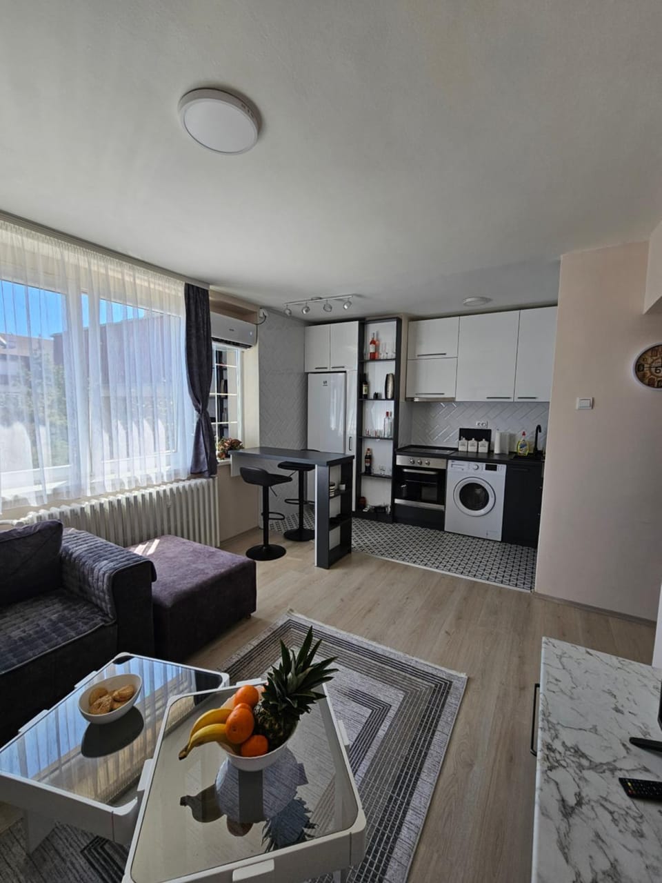 Kitchen or kitchenette, oven, washing machine